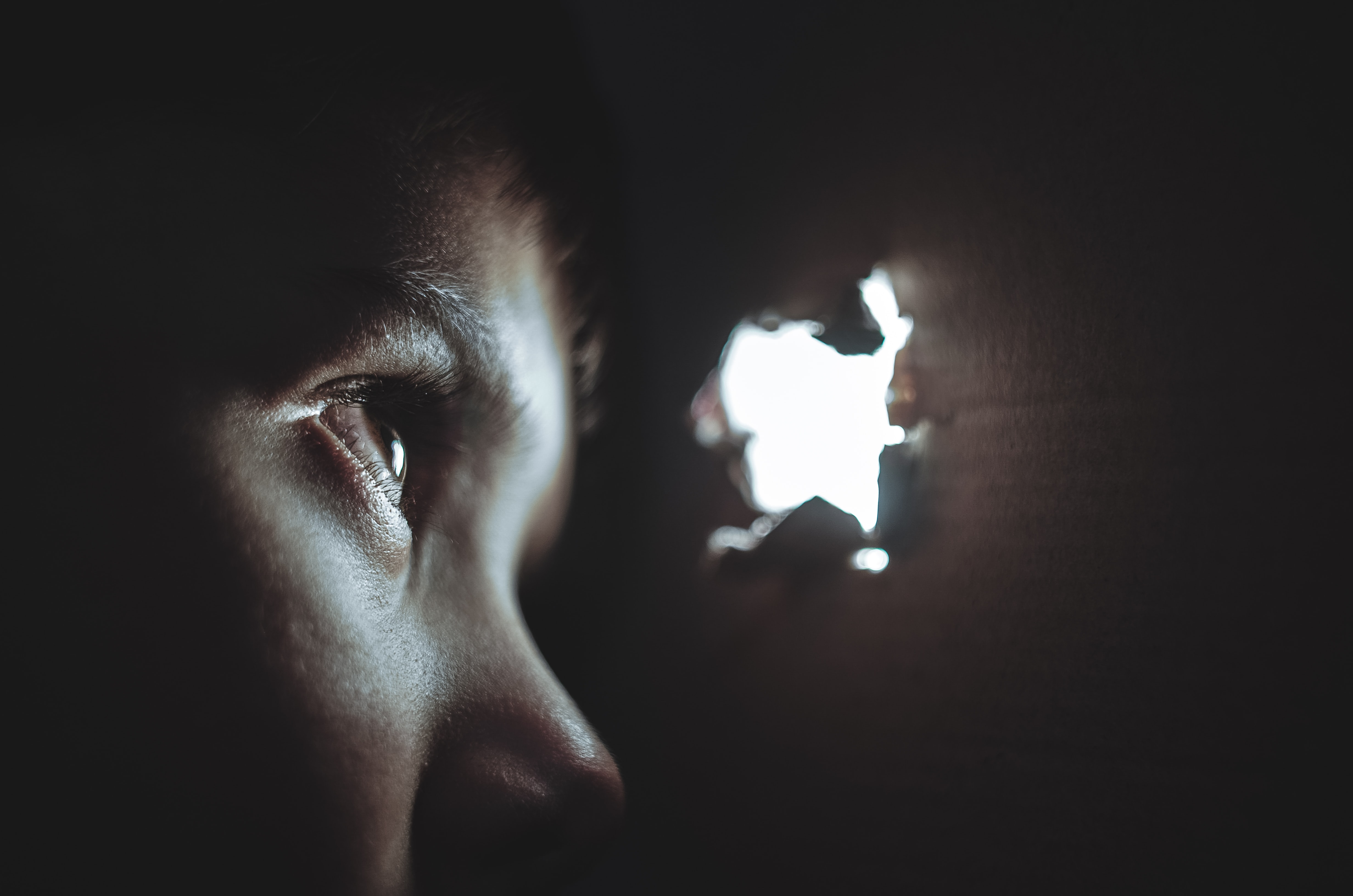 Source: @Dmitry Ratushny-unsplash Un enfant qui regarde par un trou