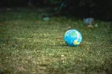 Un globe jouet sur une pelouse