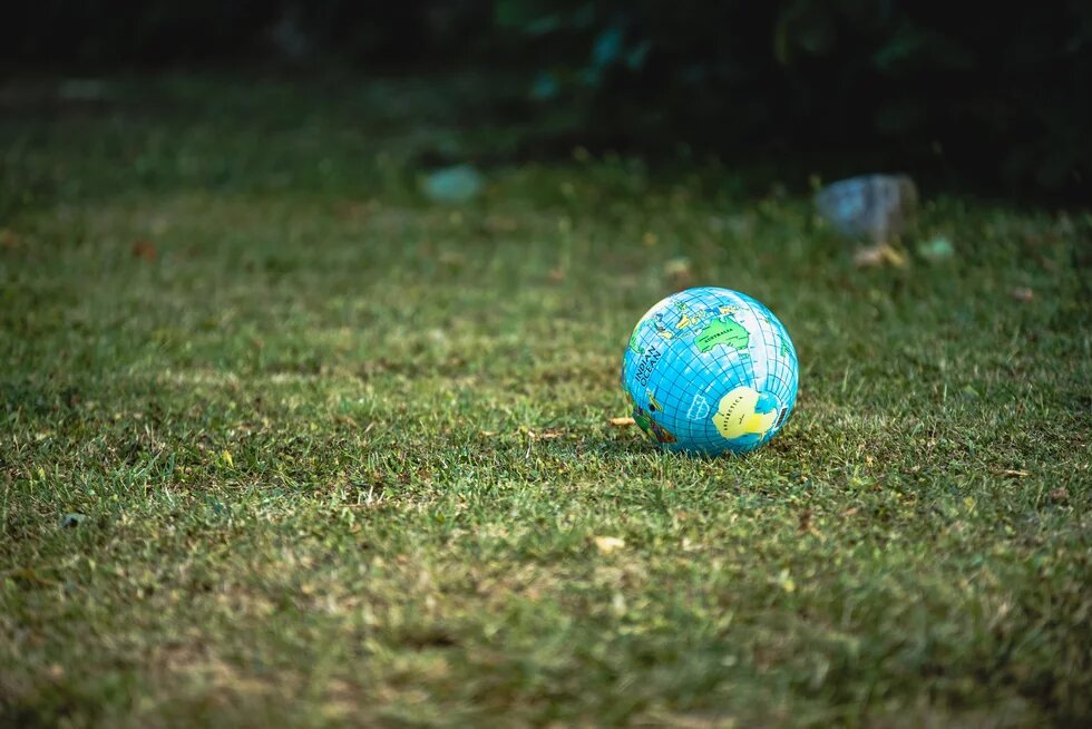 Un globe jouet sur une pelouse