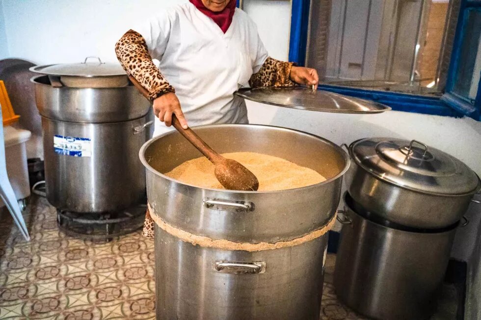 Le couscous mahmoudi est cuit dans des marmites scellées. 