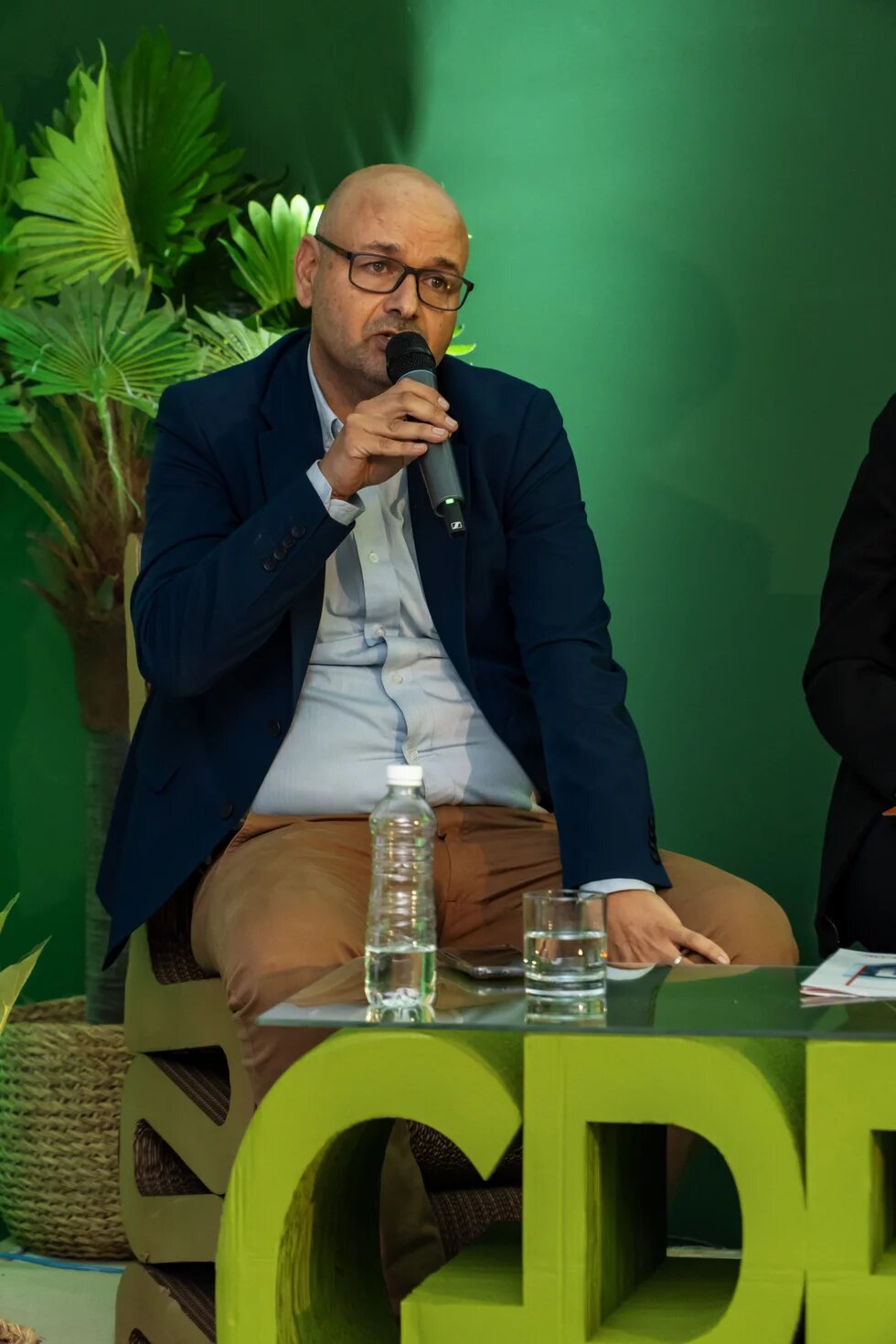 Dr. Mohamed Daly SFIA est Expert consultant en développement socio-économique. Il cumule vingt ans d’expériences professionnelles dans la réalisation de plusieurs études stratégiques et thématiques socio-économiques en lien avec les enjeux du développement durable, l’agriculture durable, l’économie verte, les politiques d’atténuation et d’adaptation au changement climatique, etc.